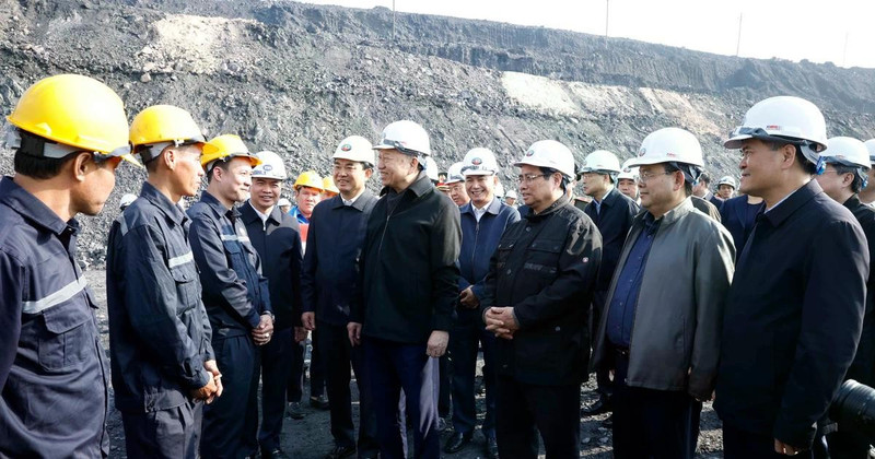 Le secrétaire général du Parti To Lam et le Premier ministre Pham Minh Chinh rendent visite aux cadres et aux ouvriers de la société par actions charbonnière Deo Nai - Coc Sau à Quang Ninh. Photo : VNA.