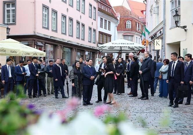 Le Premier ministre Pham Minh Chinh et son épouse visitent la Vieille ville de Tallinn. Photo : VNA.