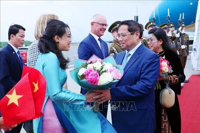 Le Premier ministre Pham Minh Chinh et son épouse à l'aéropot international de Talinn. Photo : VNA.