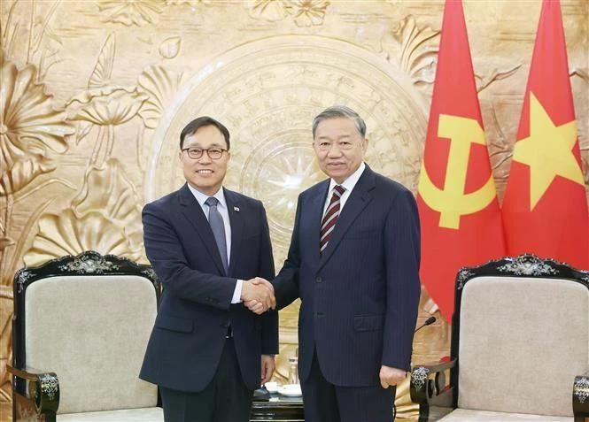 Le secrétaire général du Parti communiste du Vietnam, Tô Lâm (à droite), et l’ambassadeur de République de Corée au Vietnam, Choi Young Sam. Photo : VNA.