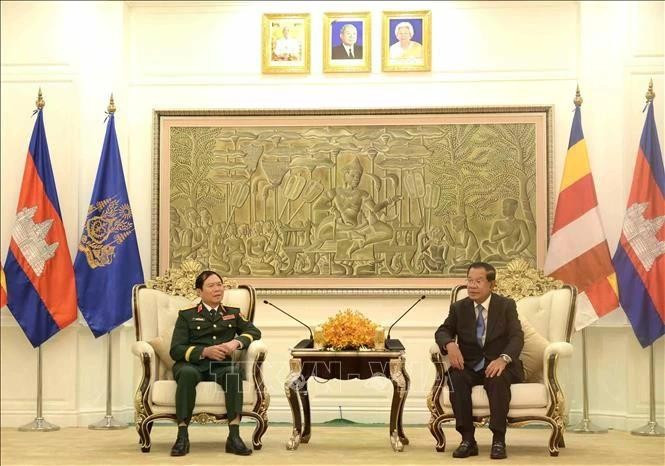 Le chef d'état-major général de l'Armée populaire du Vietnam et vice-ministre de la Défense Nguyên Tân Cuong (gauche) et le président du Parti du peuple cambodgien (PPC) et président du Sénat cambodgien, Samdech Techo Hun Sen. Photo : VNA.