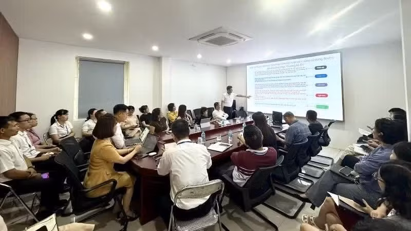 Une session de formation à l'intelligence artificielle destinée aux travailleurs. (Photo : nhandan.vn)