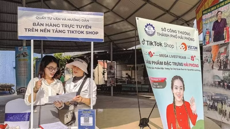 Le Département du Commerce de Hai Phong encourage les entreprises et les citoyens à participer aux plateformes de commerce électronique et à adopter les paiements sans numéraire. Photo illustrative : nhandan.vn