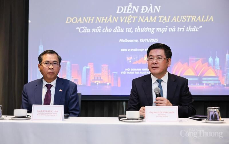 Le ministre de l’Industrie et du Commerce, Nguyen Hong Dien, et l’ambassadeur du Vietnam en Australie, Pham Hung Tam. Photo : congthuong.vn
