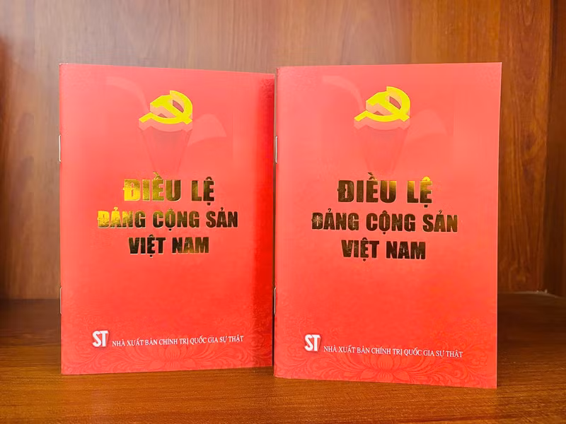 L’ouvrage « Les Statuts du Parti communiste du Vietnam ». Photo : nhandan.vn