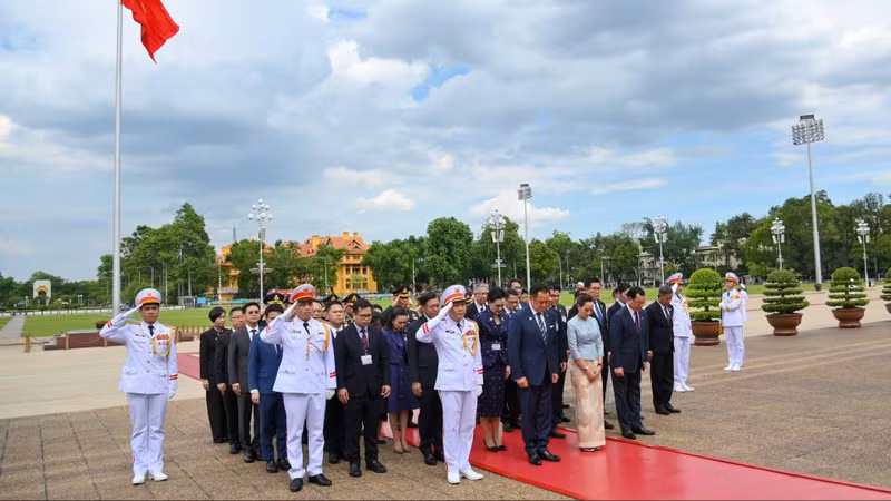 Le Premier ministre thaïlandais Anutin Charnvirakul et sa délégation sur la place Ba Dinh, devant le Mausolée du Président Hô Chi Minh. Photo : nhandan.vn