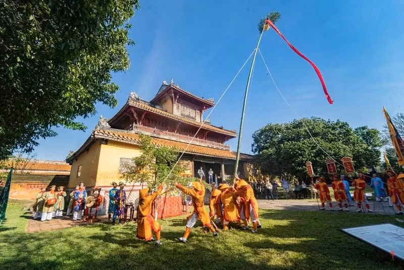 À Hue, ancienne capitale impériale, le Tet débute par la cérémonie de l’érection du « cây nêu ». Photo : Vietnam+