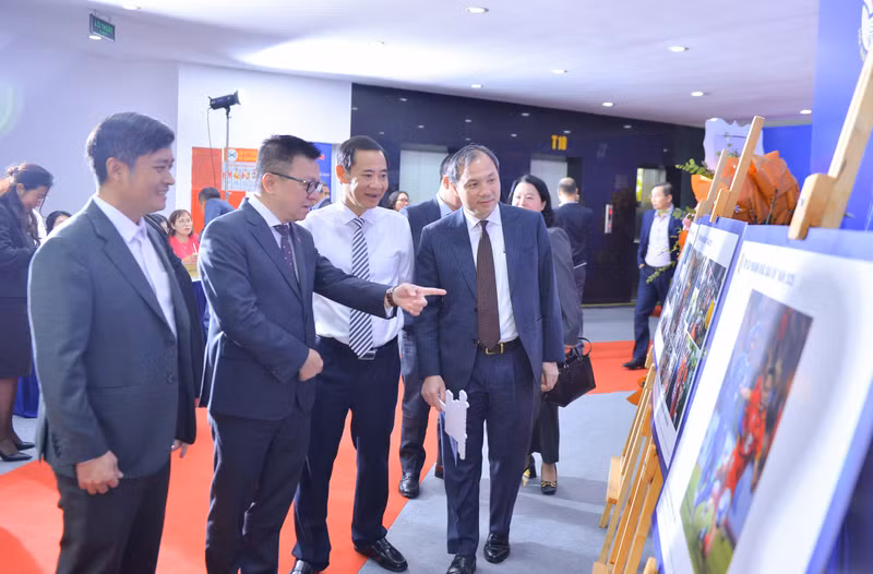 Les photographies de presse distinguées lors de l’exposition organisée en marge de la cérémonie de remise des prix « Instant de Journalisme 2025 ». Photo: vnbusiness.vn