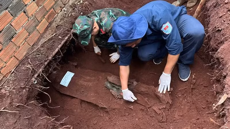 Les soldats de l’équipe K76 procèdent à l’exhumation des restes d’un soldat tombé au combat dans le hameau de Loc Tam, commune de Loc Tan, ville de Dong Nai. (Photo : équipe K76)