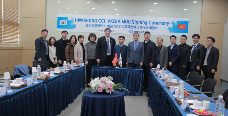 Les délégués participant à la cérémonie de signature posent pour une photo souvenir. Photo : VKBIA.