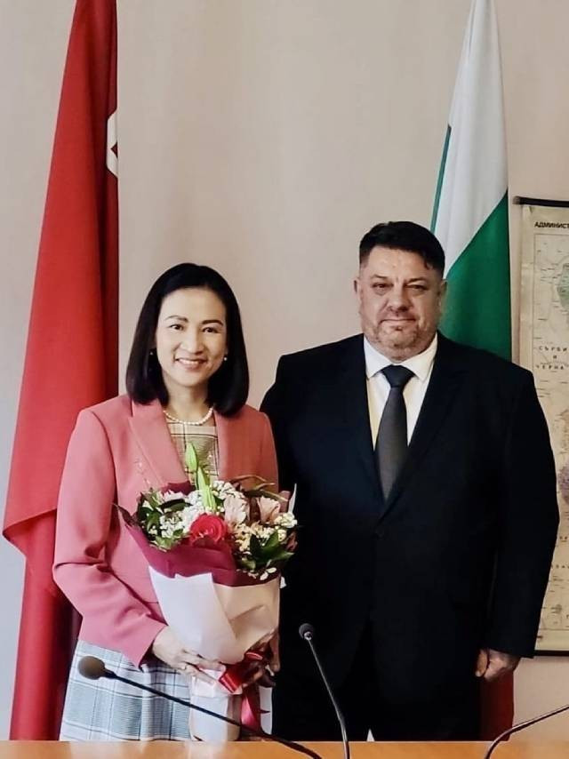 L’ambassadrice du Vietnam en Bulgarie, Nguyên Thi Minh Nguyêt, et Atanas Zafirov, vice-Premier ministre bulgare et président du Parti socialiste bulgare (BSP). Photo: VNA