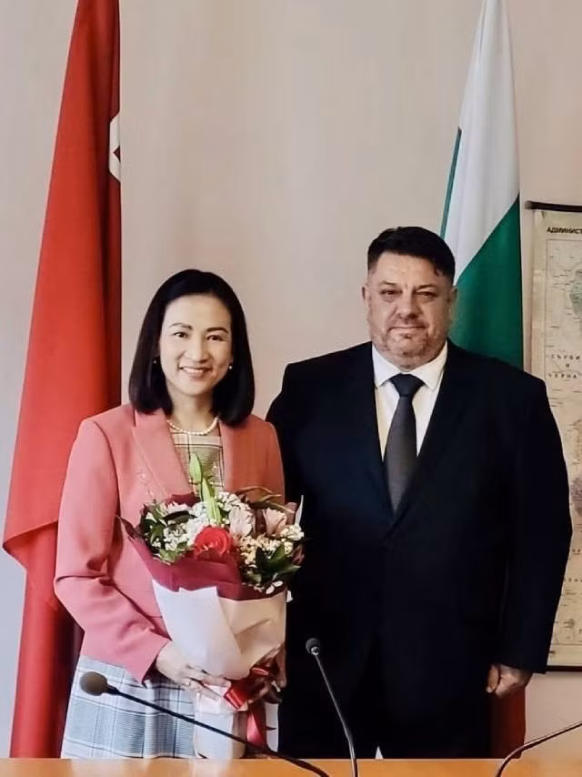 L’ambassadrice du Vietnam en Bulgarie, Nguyên Thi Minh Nguyêt, et Atanas Zafirov, vice-Premier ministre bulgare et président du Parti socialiste bulgare (BSP). Photo: VNA