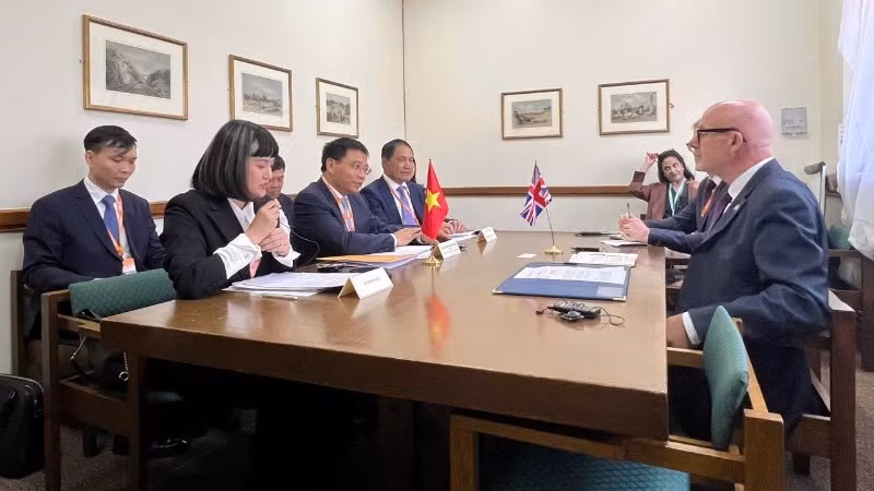 Le ministre des Finances Nguyen Van Thang lors de sa rencontre avec l’envoyé spécial pour le commerce du Premier ministre britannique, Matt Western. Photo : BTC.