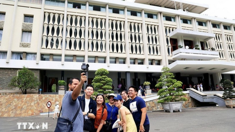 Des touristes chinois visitent le Palais de la Réunification, l’un des sites historiques de Hô Chi Minh-Ville. Photo : VNA