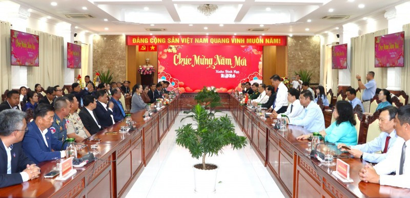 Le vice-président du Comité populaire de la province d’An Giang, Le Van Phuoc, reçoit la délégation de la province de Koh Kong. Photo : angiang.gov.vn