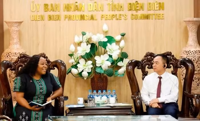 Le vice-président du Comité populaire de la province de Dien Bien, Nguyen Van Doat, reçoit la délégation d’ONU Femmes au Vietnam. Photo : baovanhoa.vn