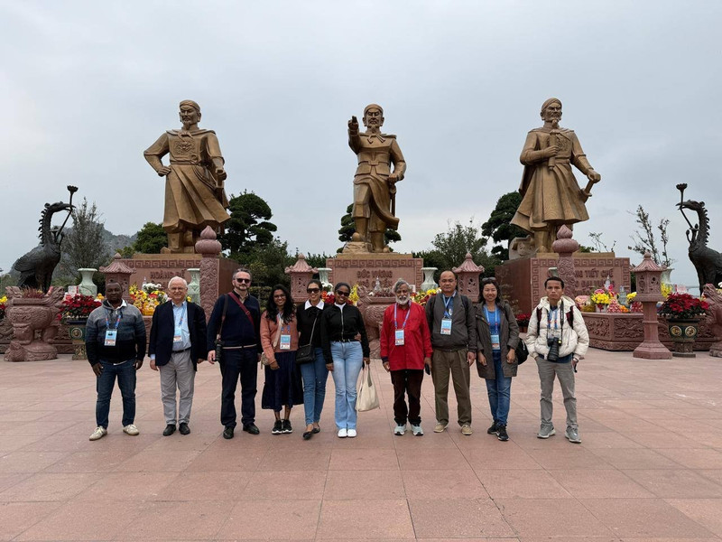 La délégation de journalistes internationaux visite et découvre des sites historiques et culturels emblématiques de la ville de Hai Phong. Photo : thoidai.com.vn