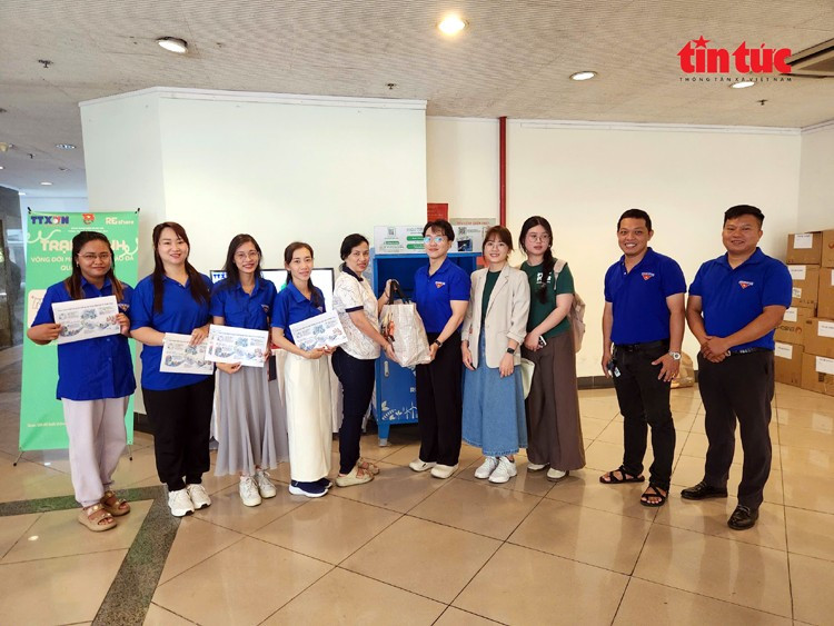 La section de l’Union de la jeunesse du Centre d’information de la VNA pour la région Sud et la société Reshare réceptionnent des objets usagés, le matin du 10 mars. Photo: VNA