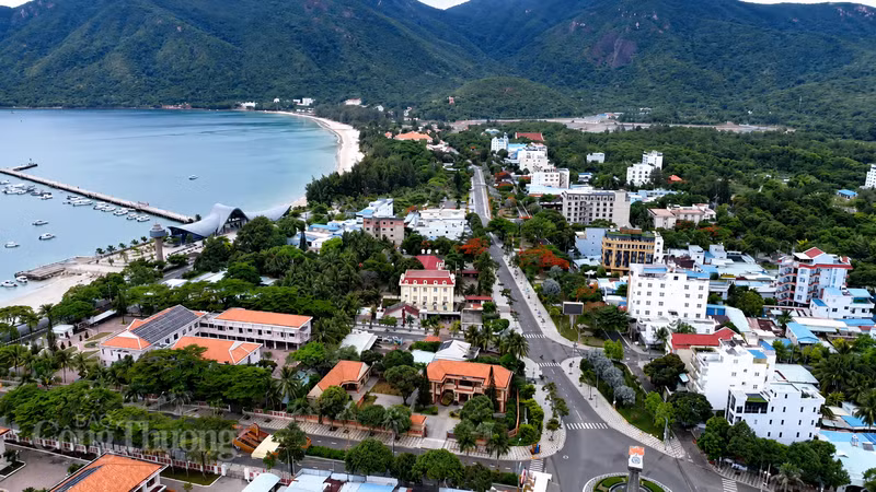L’approvisionnement stable en électricité grâce au réseau électrique national donne un nouvel élan à la transition verte du district spécial de Con Dao, en faveur d’un développement durable et d’une réduction des émissions. Photo : congthuong.vn