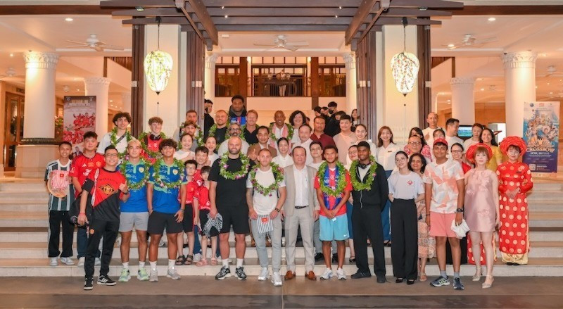 Deux légendes de Manchester United et du football anglais sont arrivées à Da Nang dans la soirée du 25 juin. Photo : nhandan.vn