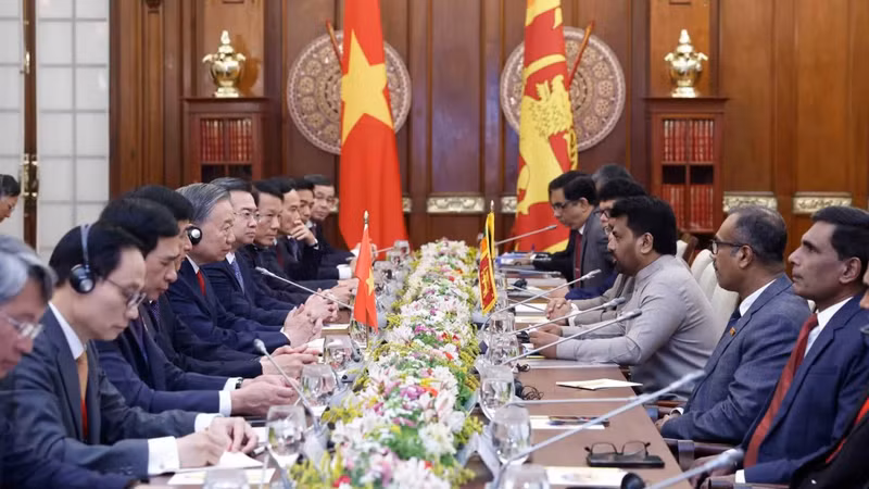 Le secrétaire général du Parti et président vietnamien To Lam et le président du Sri Lanka Anura Kumara Dissanayake lors de l’entretien. (Photo : VNA)