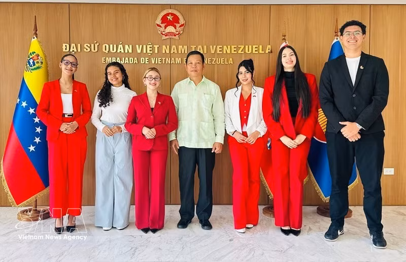L'ambassadeur Vu Trung My pose pour une photo commémorative avec des représentants des étudiants vénézuéliens. (Photo : VNA) 