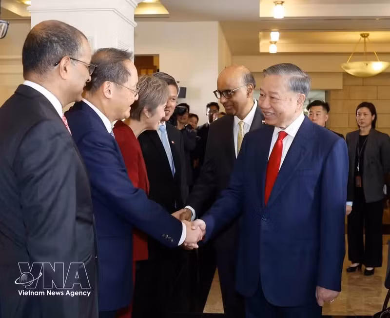 Le secrétaire général et président To Lam, et des membres de la délégation singapourienne, à la cérémonie d'accueil. Photo : VNA