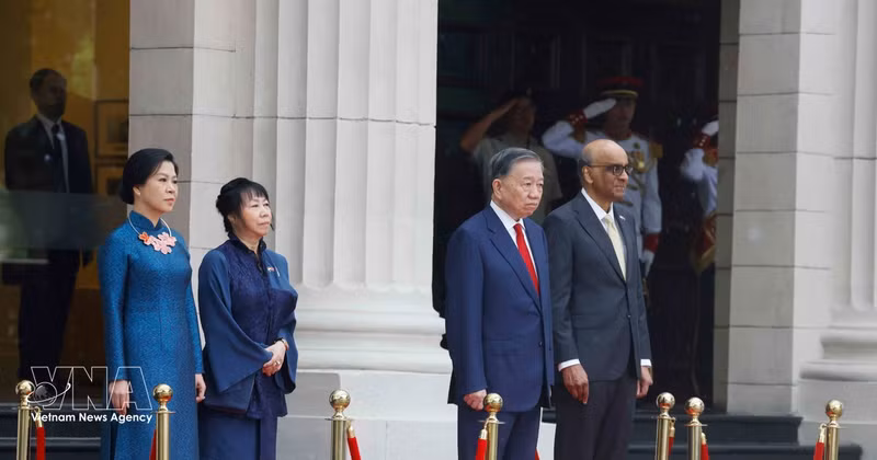 Le président singapourien, Tharman Shanmugaratnam (premier, droite), et son épouse, président la cérémonie d’accueil officielle du secrétaire général du Parti communiste du Vietnam et président vietnamien, To Lam, et de son épouse. Photo: VNA