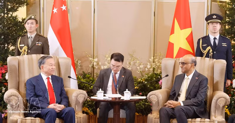 Le secrétaire général du Parti communiste du Vietnam (PCV) et président vietnamien, To Lam (à gauche), et le président singapourien Tharman Shanmugaratnam. Photo : VNA.