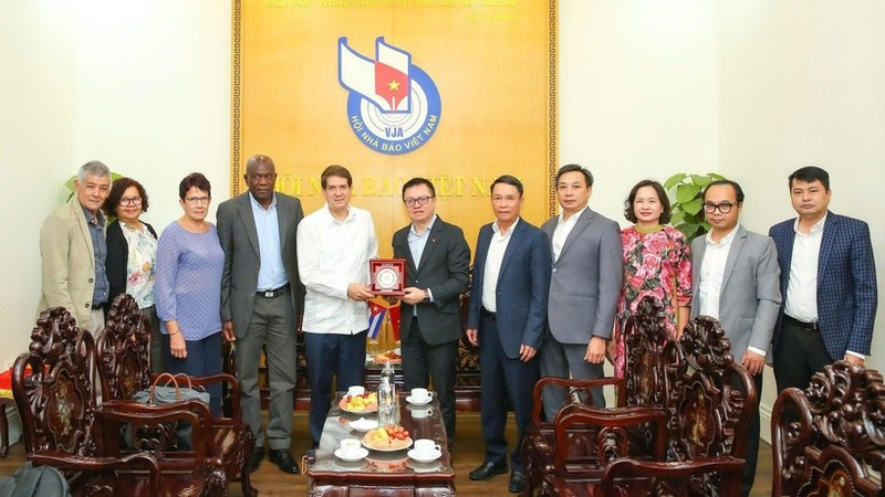 Le rédacteur en chef du journal Nhân Dân et président de l’Association des journalistes du Vietnam, Le Quoc Minh, avec le président de l’Agence de presse Prensa Latina de Cuba, Jorge Leganoa Alonso, et les autres délégués. Photo : nhandan.vn