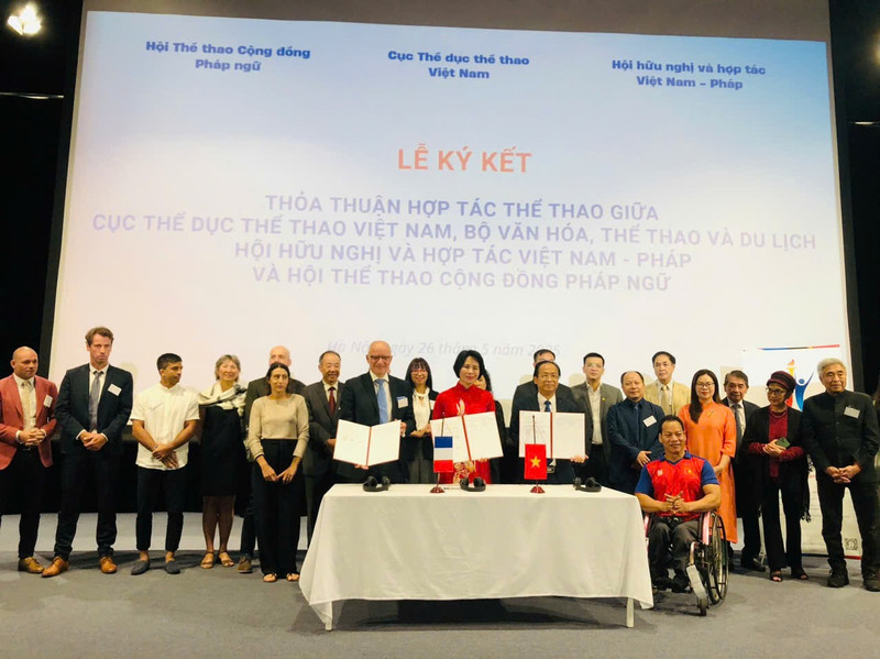 Signature d’un mémorandum de coopération entre le Département des Sports relevant du Ministère de la Culture, des Sports et du Tourisme, l’Association d’amitié et de coopération Vietnam–France et l’Association francophone pour le sport. Photo : Minh Hanh/NDEL.