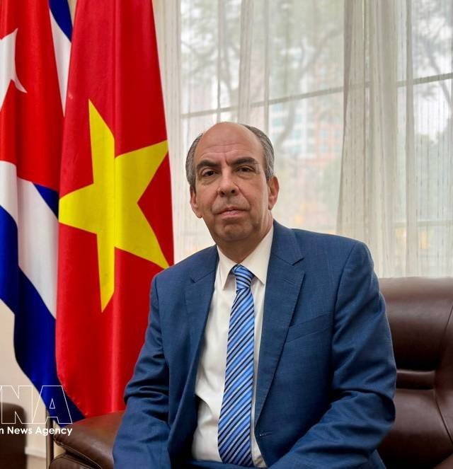 L'ambassadeur cubain Rogelio Polanco Fuentes répond à une interview de la VNA. Photo : VNA. 