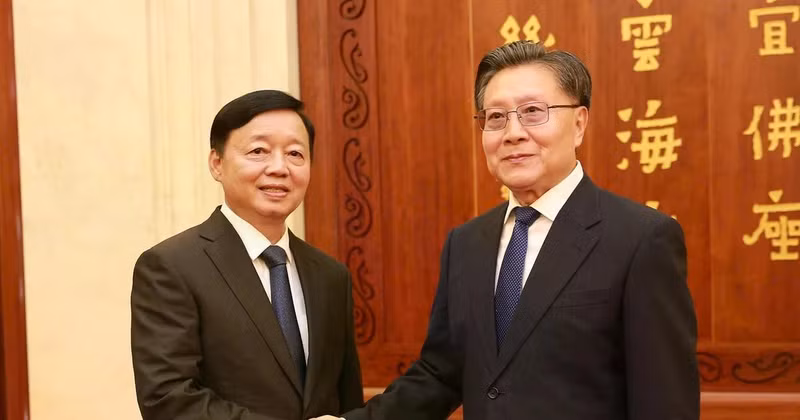 Le vice-Premier ministre Tran Hong Ha (gauche) et Wang Dongming, vice-président du Comité permanent de l'Assemblée populaire nationale de Chine. Photo : VNA. 
