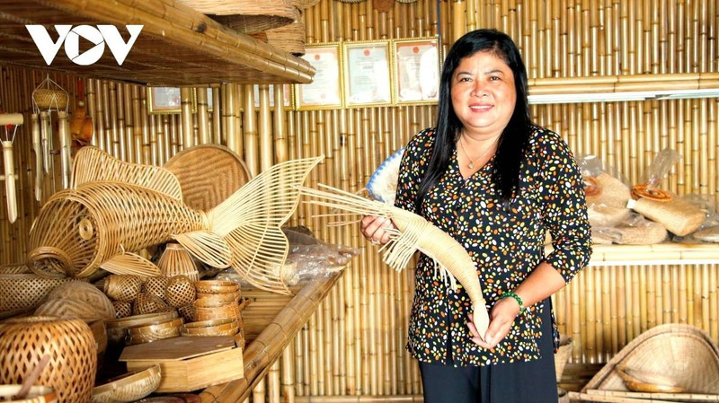 Truomg Thi Bach Thuy, celle qui a ravivé le métier artisanal khmer et rehaussé la valeur du bambou. Photo: VOV