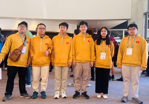 Six lycéens vietnamiens participent à la 66e Olympiade internationale de mathématiques (IMO) en 2025. Photo : MOET.