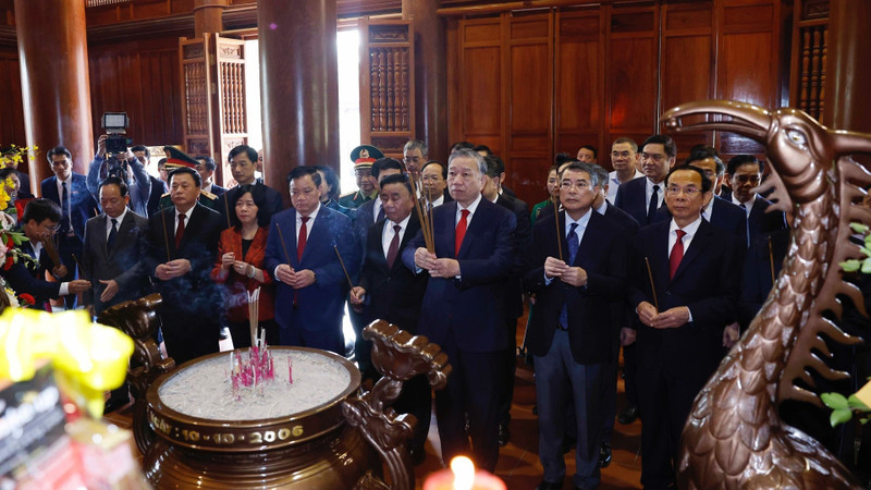 Le secrétaire général To Lam et la délégation de travail offrent de l’encens en hommage au président Ho Chi Minh au Site national spécial de Kim Lien. Photo : VNA