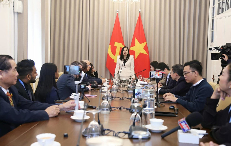 La vice-ministre des Affaires étrangères, Le Thi Thu Hang, reçoit des journalistes étrangers venus couvrir le XIVᵉ Congrès du Parti. Photo : baoquocte.vn