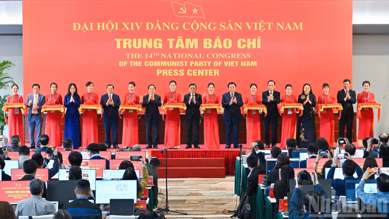 Tran Cam Tu, membre permanent du Secrétariat du Comité central du Parti, a procédé, aux côtés des délégués, à la cérémonie d’inauguration du Centre de presse du XIVᵉ Congrès national du Parti.