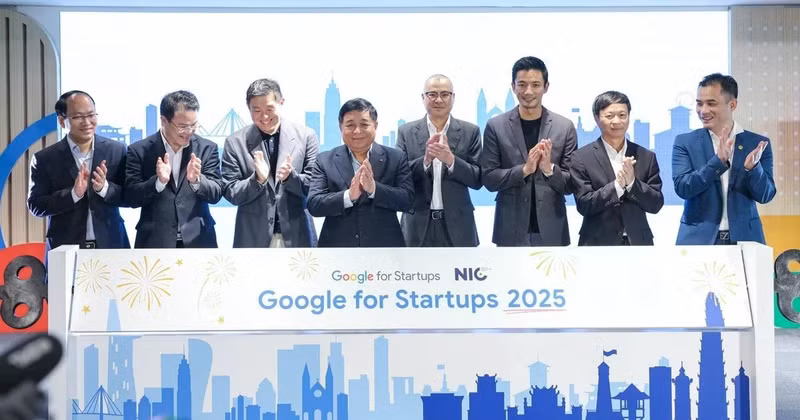 Le vice-Premier ministre Nguyên Chi Dung et des délégués lors de l'événement. Photo : VNA 