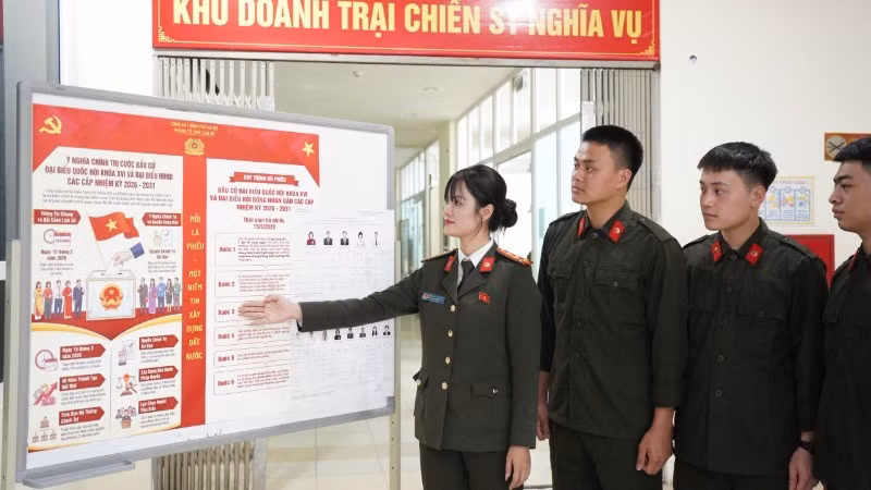 Les soldats du service militaire sont pleinement formés aux règlements, procédures et connaissances fondamentales relatifs aux élections. Photo: nhandan.vn
