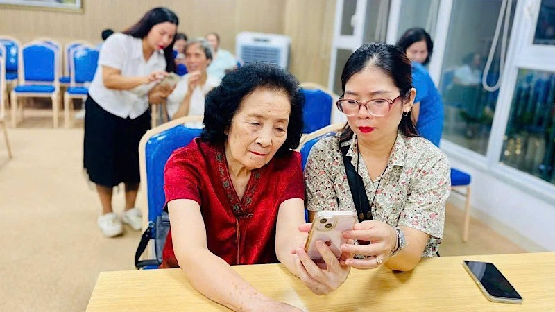 À Hanoï, le quartier de Cua Nam a organisé des sessions de formation aux compétences numériques à destination des comités de quartier. Photo : Dang Anh.