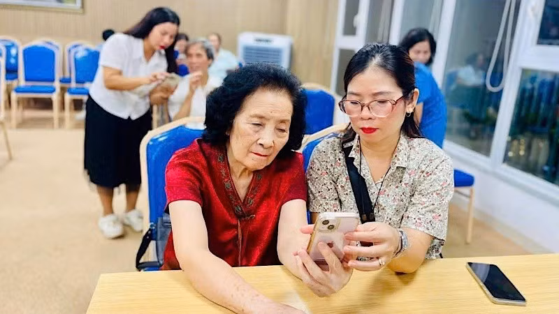À Hanoï, le quartier de Cua Nam a organisé des sessions de formation aux compétences numériques à destination des comités de quartier. Photo : Dang Anh.