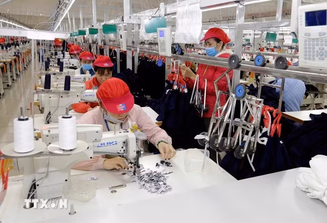 Dans une usisne de production des produits d'habillement pour les exportations. Photo : VNA