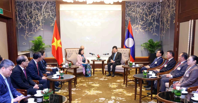 Bui Thi Minh Hoai, membre du Bureau politique et présidente du Comité central (CC) du Front de la Patrie du Vietnam (FPV) (gauche) et le secrétaire général du Parti populaire révolutionnaire lao (PPRL) et président lao, Thongloun Sisoulith. Photo: VNA
