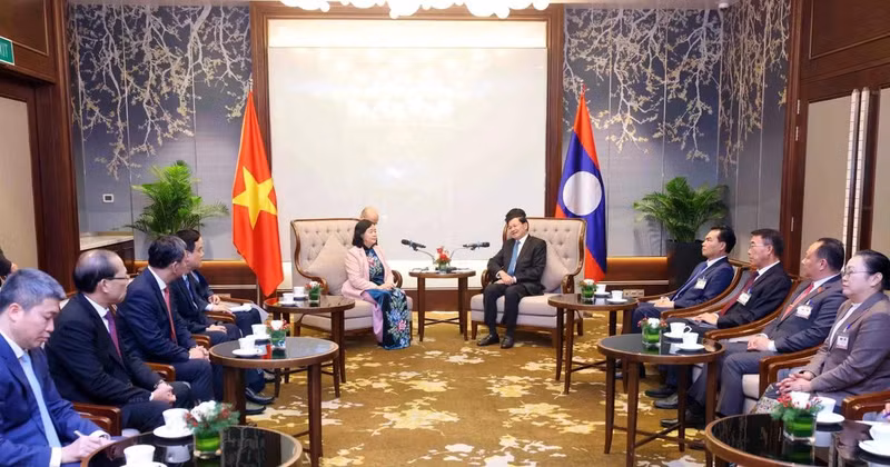 Bui Thi Minh Hoai, membre du Bureau politique et présidente du Comité central (CC) du Front de la Patrie du Vietnam (FPV) (gauche) et le secrétaire général du Parti populaire révolutionnaire lao (PPRL) et président lao, Thongloun Sisoulith. Photo: VNA