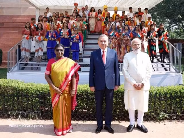 La présidente de l’Inde, Droupadi Murmu, et le Premier ministre Narendra Modi président conjointement la cérémonie d'accueil du dirigeant vietnamien To Lam. Photo : VNA.