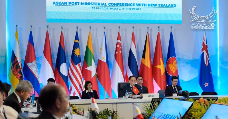 Le ministre vietnamien des Affaires étrangères, Lê Hoài Trung (centre) coprésidant la Conférence post-ministérielle ASEAN - Nouvelle-Zélande. Photo : Ministère vietnamien des Affaires étrangères.
