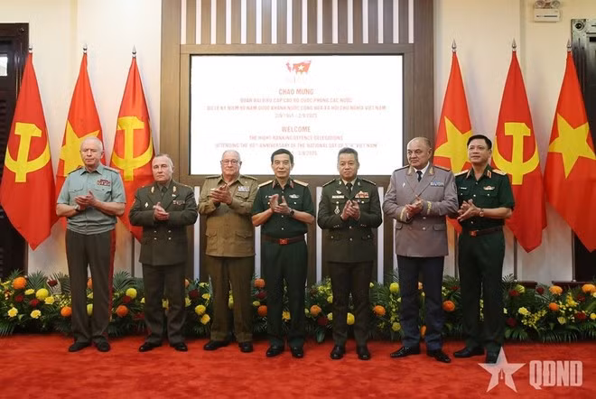 Le ministre de la Défense nationale, Phan Van Giang, et ses délégués. Photo : qdnd.