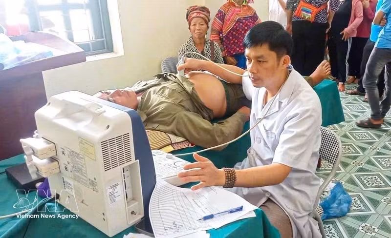 Des agents du poste de santé de la commune de Nâm Kè, dans la province de Diên Biên, dispensent des soins médicaux à la population locale. Photo : VNA