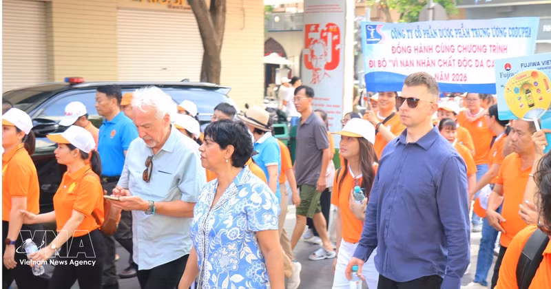 Des représentants de consulats étrangers et des habitants de Hô Chi Minh-Ville participent à la marche de solidarité « Pour les victimes de l'agent orange ». Photo : VNA.